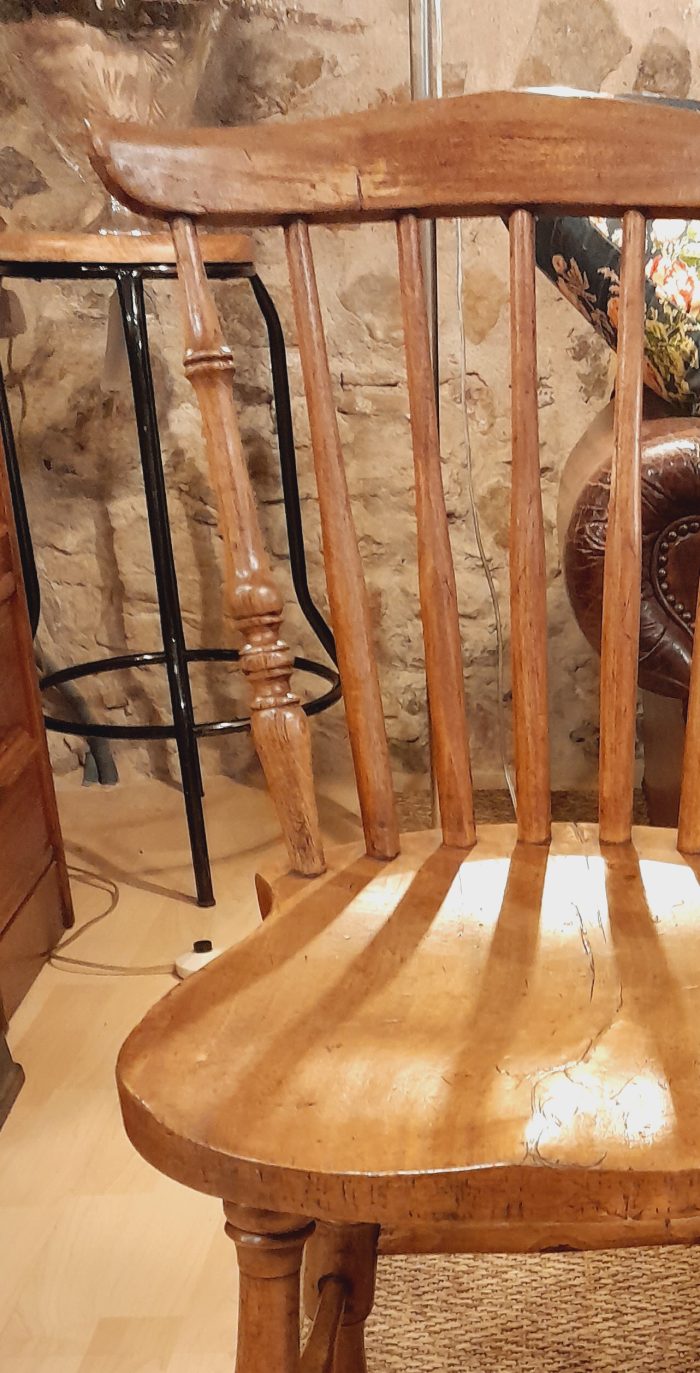 Silla infantil estilo Winsord realizada en castaño.