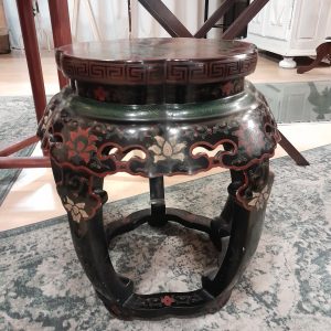 Atractiva mesita auxiliar china vintage lacada que puede ser usada también como asiento.