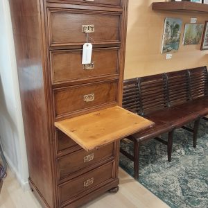 Precioso chiffonier modernista fabricado en roble.
