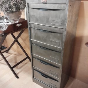 Interesante pieza fabricada en Francia por CBM en metal de corte industrial que puede cumplir la función de archivador o de zapatero.
