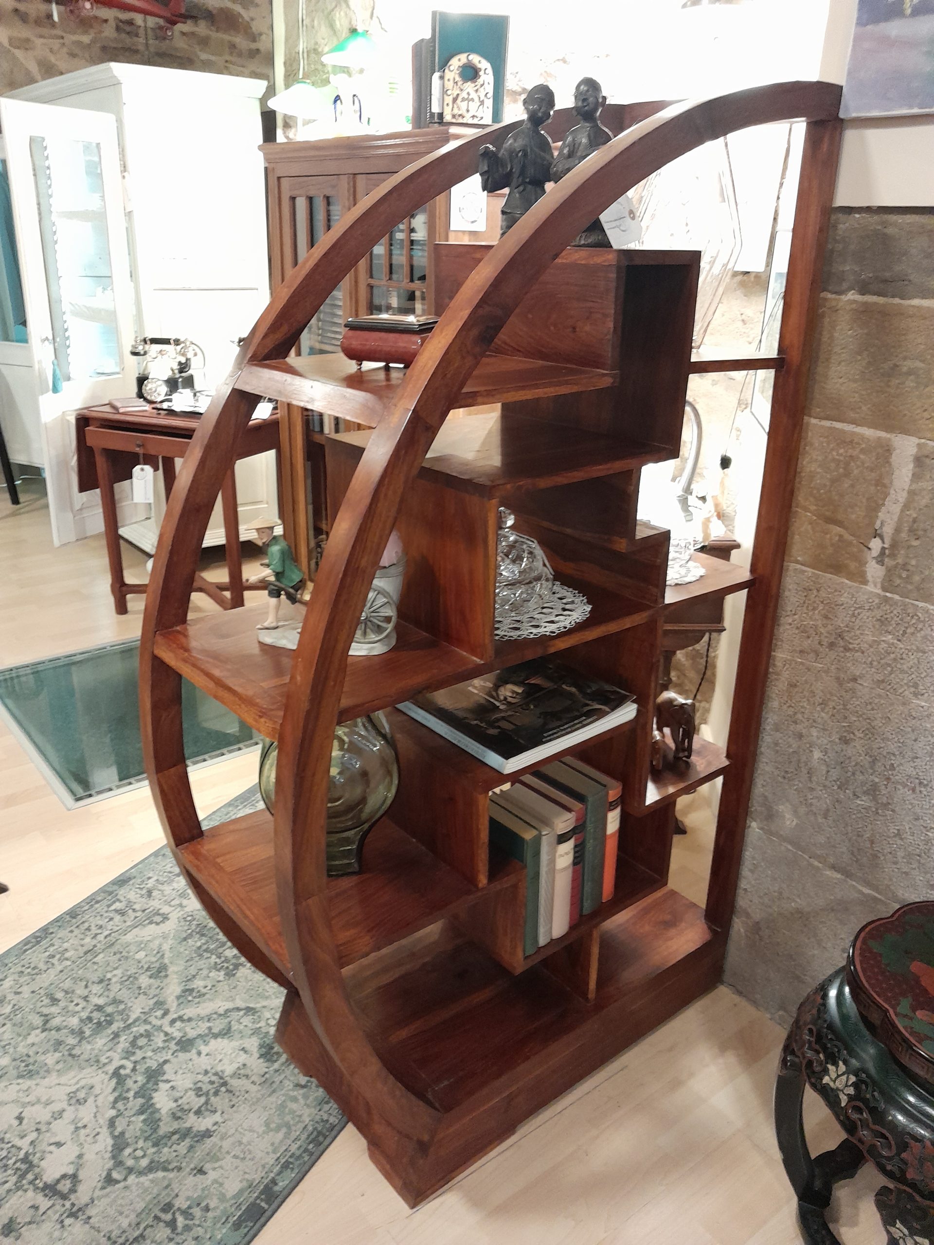 Atractiva librería balinesa en madera de teca, ideal para crear diferentes ambientes en una estancia.