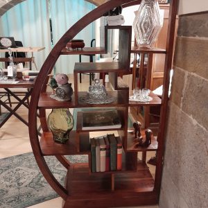 Atractiva librería balinesa en madera de teca, ideal para crear diferentes ambientes en una estancia.