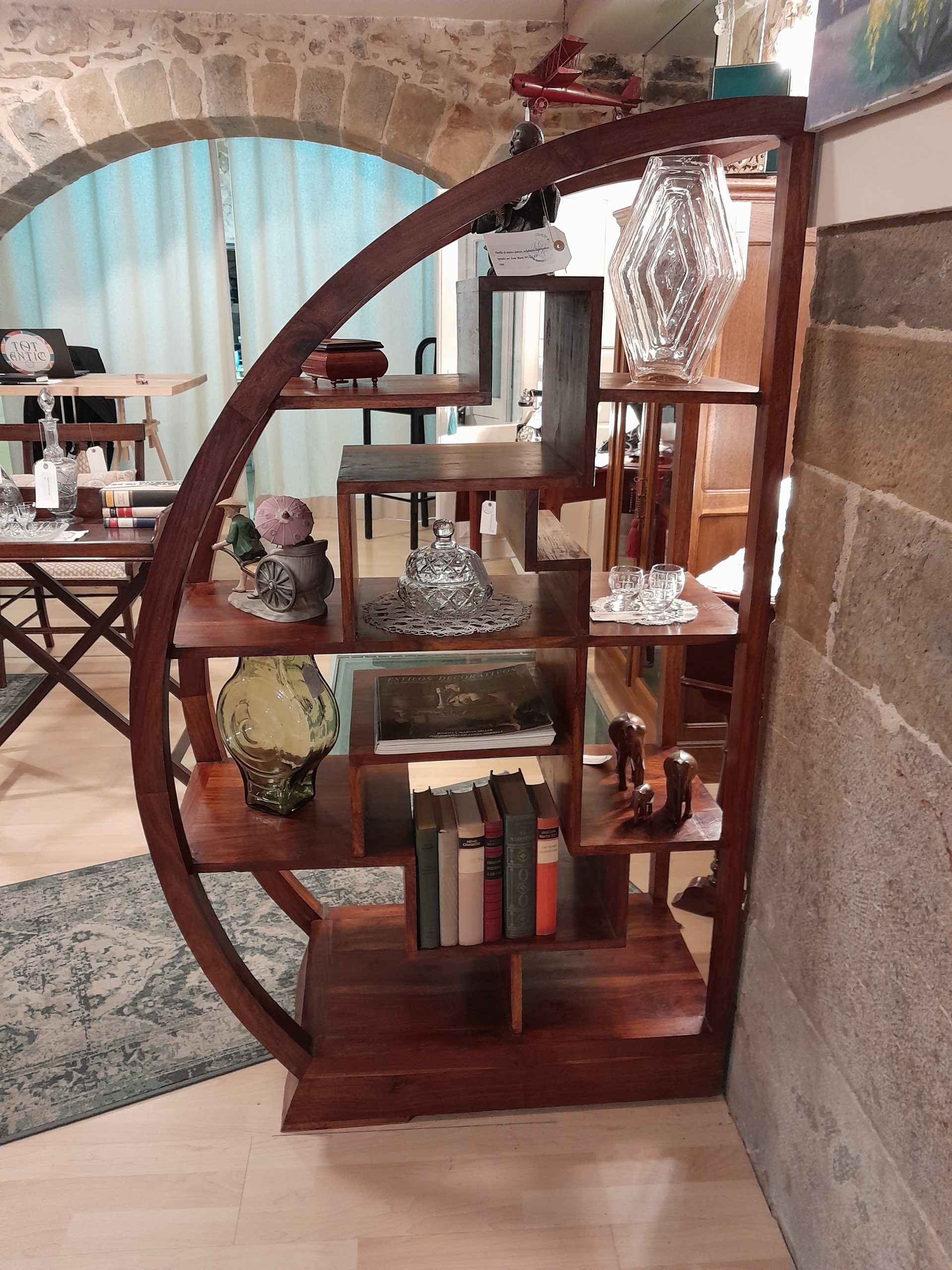 Atractiva librería balinesa en madera de teca, ideal para crear diferentes ambientes en una estancia.