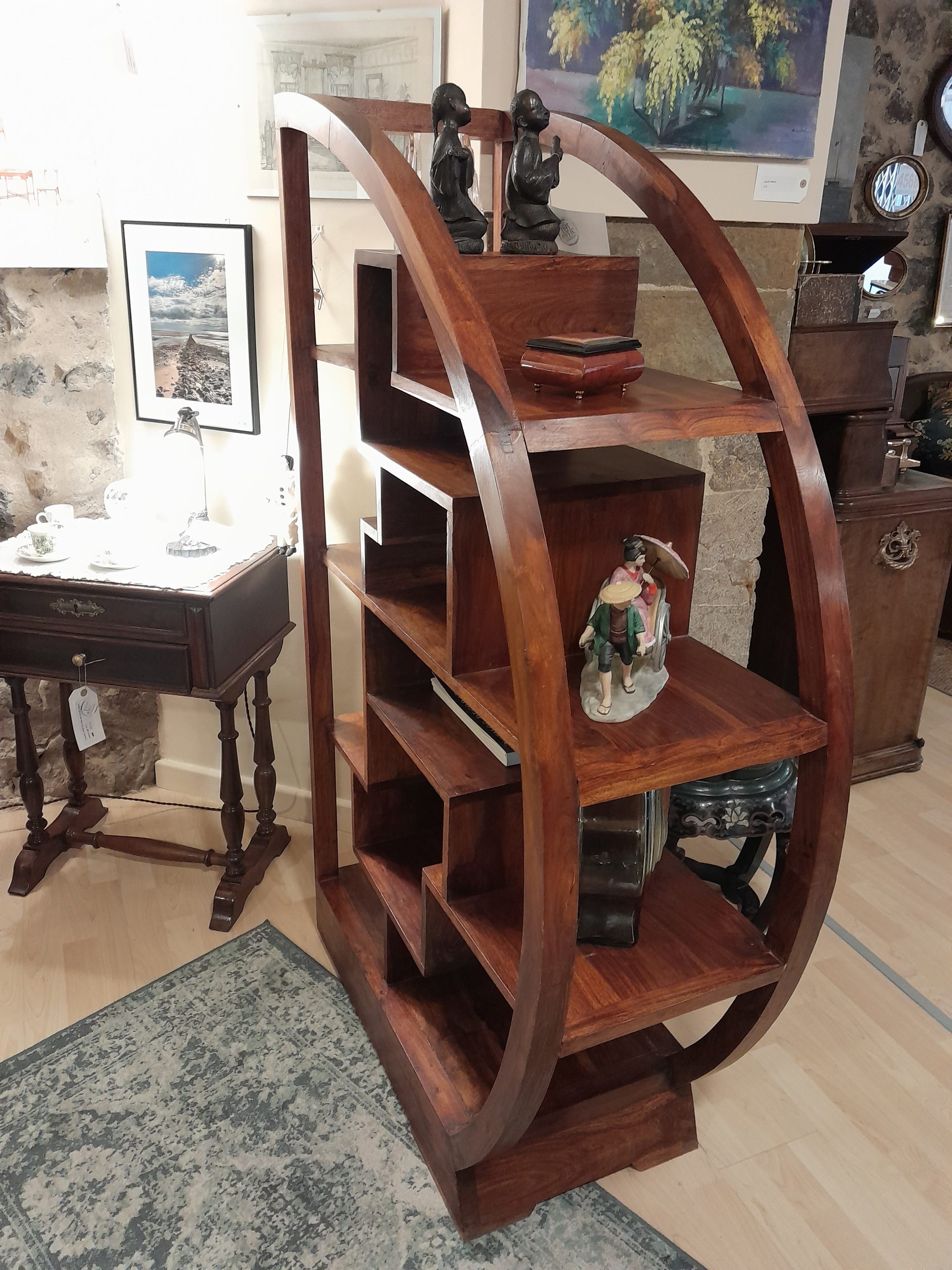 Atractiva librería balinesa en madera de teca, ideal para crear diferentes ambientes en una estancia.