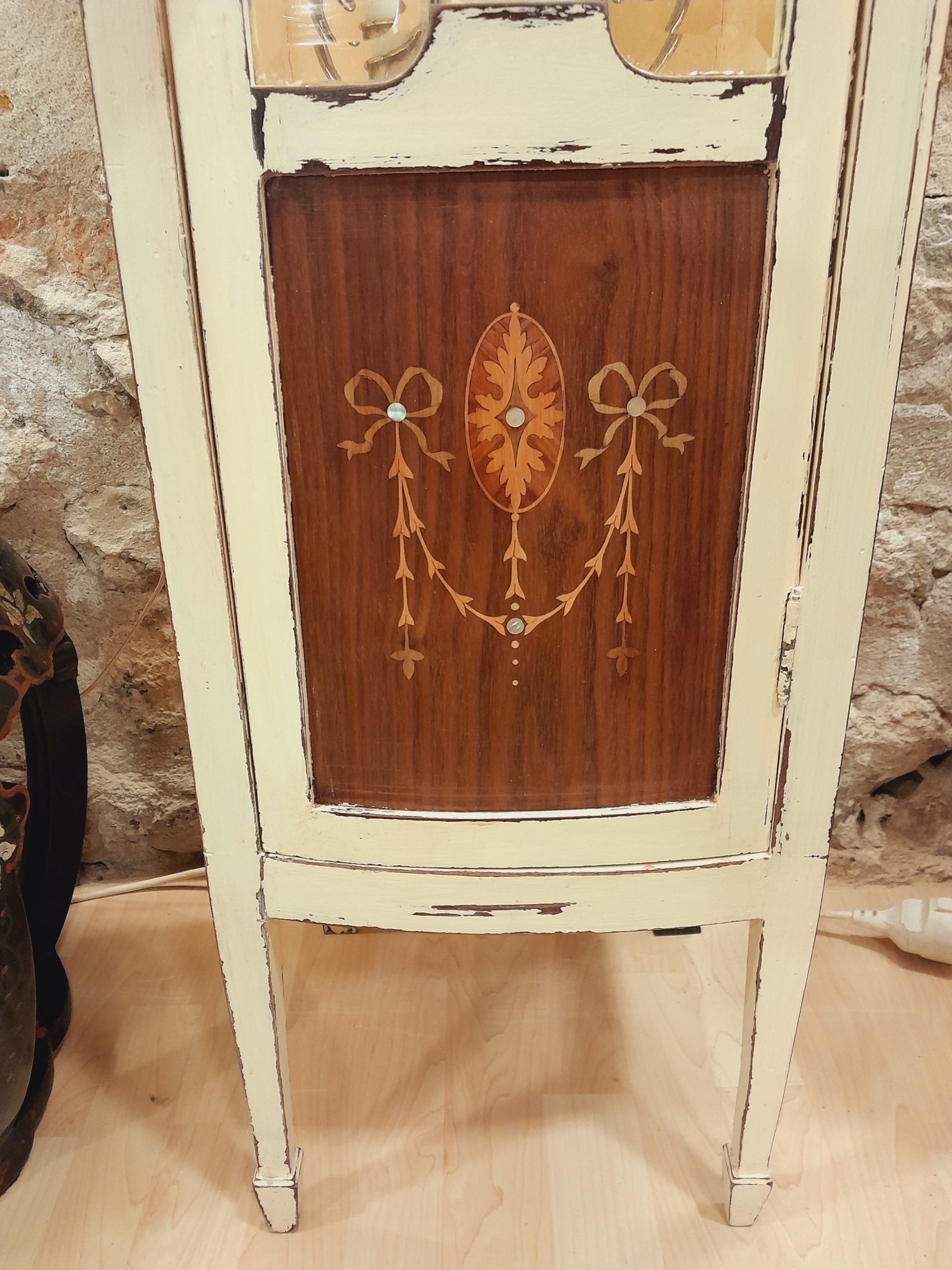 Detalle del plafón en marquetería de vitrina modernista.