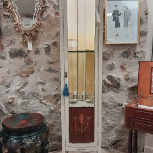 Vitrina modernista con plafón en marquetería