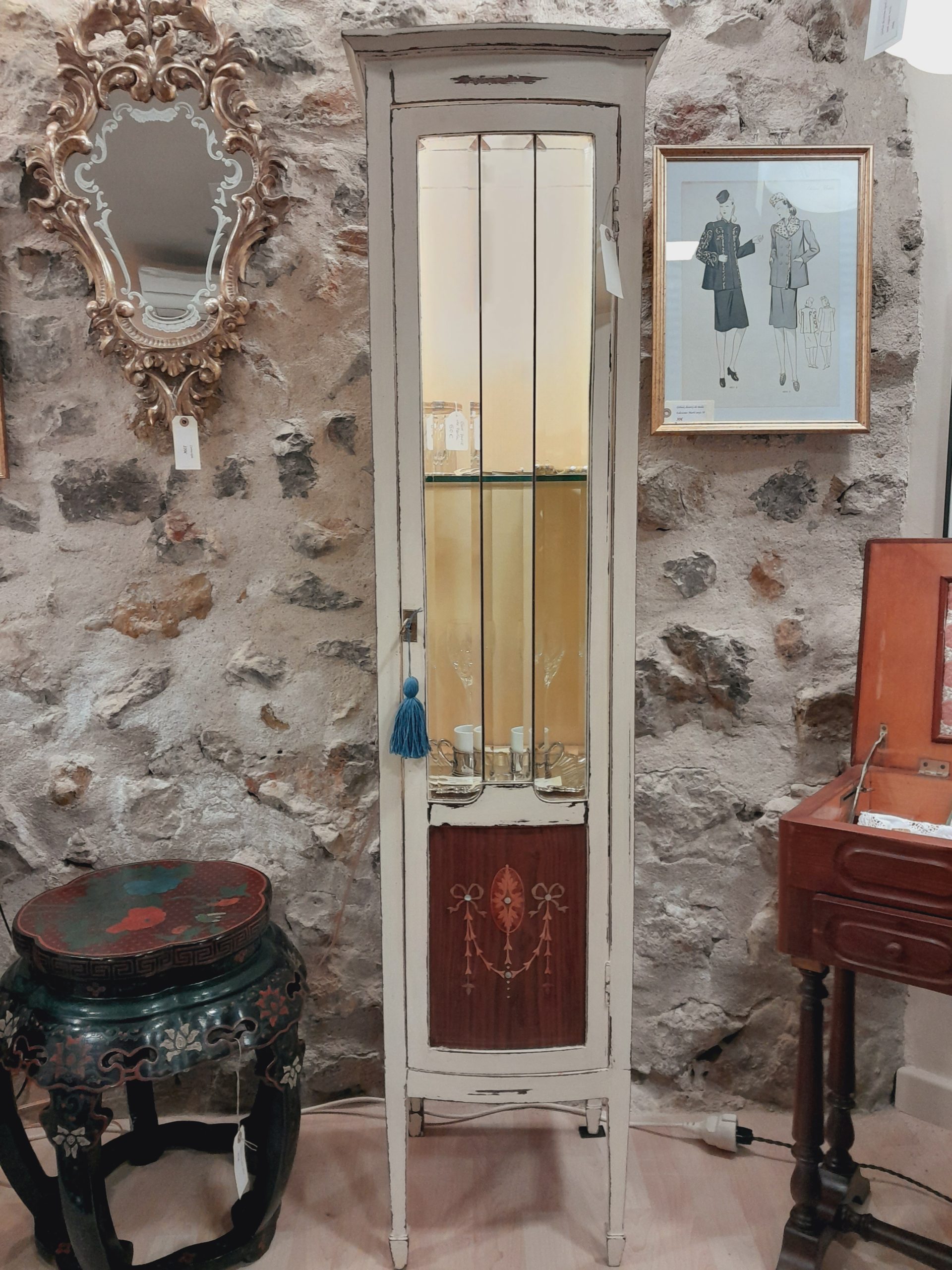 Vitrina modernista con plafón en marquetería