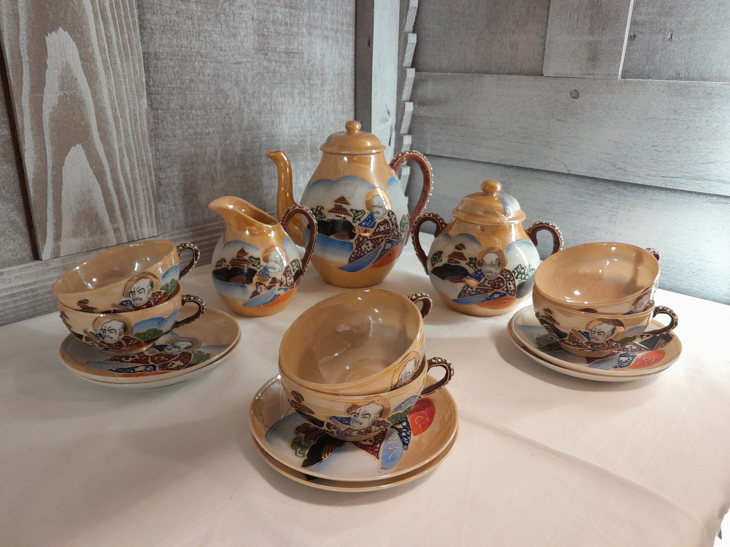 Elegante juego de café japonés de nueve piezas de porcelana vintage.