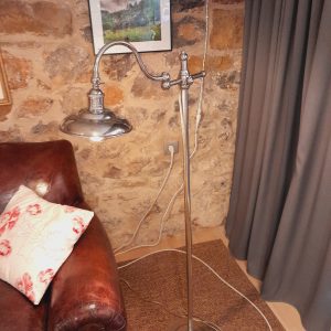 Elegante lámpara de pie fabricada en níquel de estilo industrial vintage.