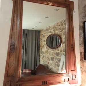 Espejo de pared modernista con marco de roble grabado.