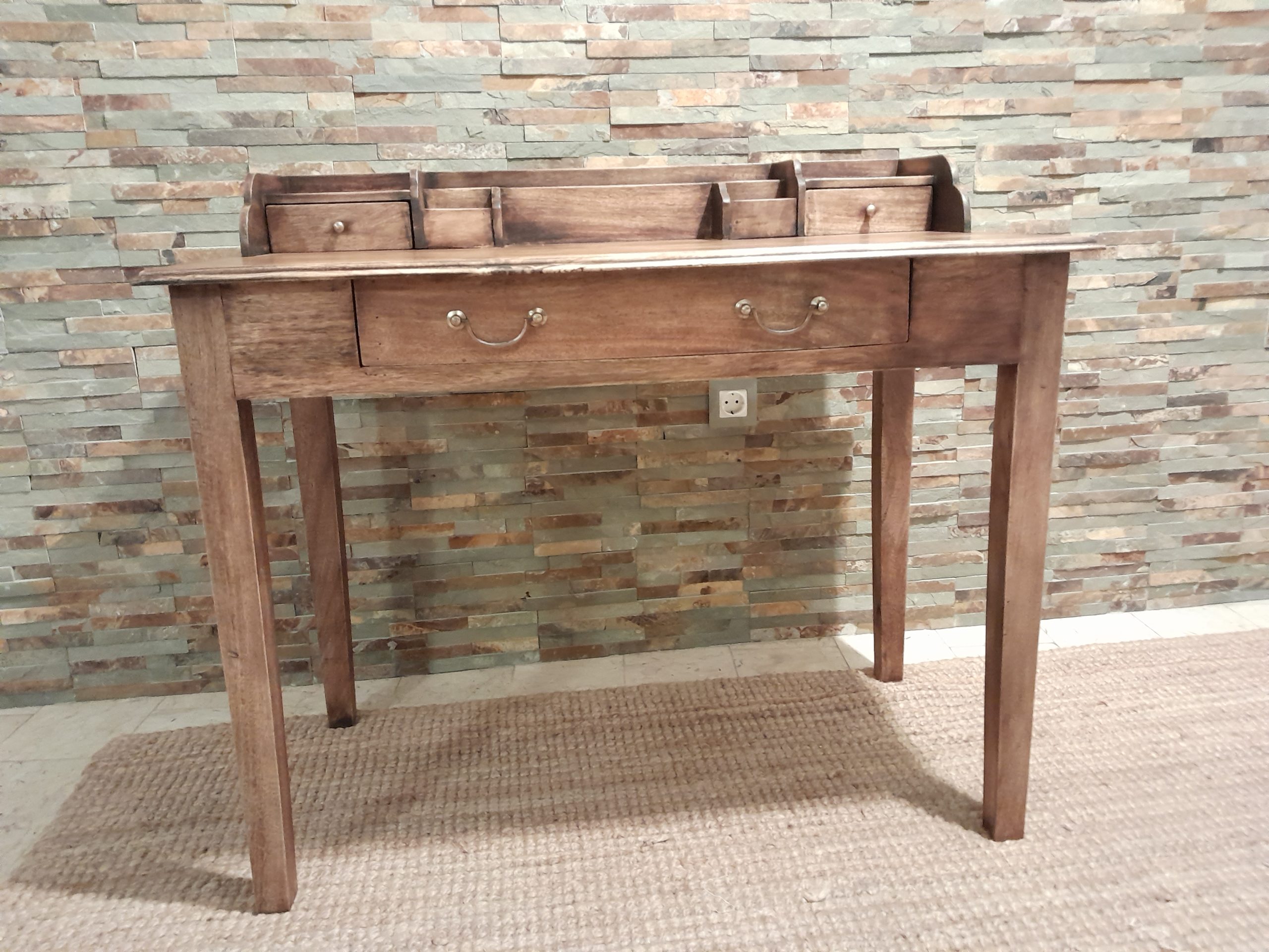 Precioso escritorio de nogal americano estilo Gustav Stickley de c.1940.
