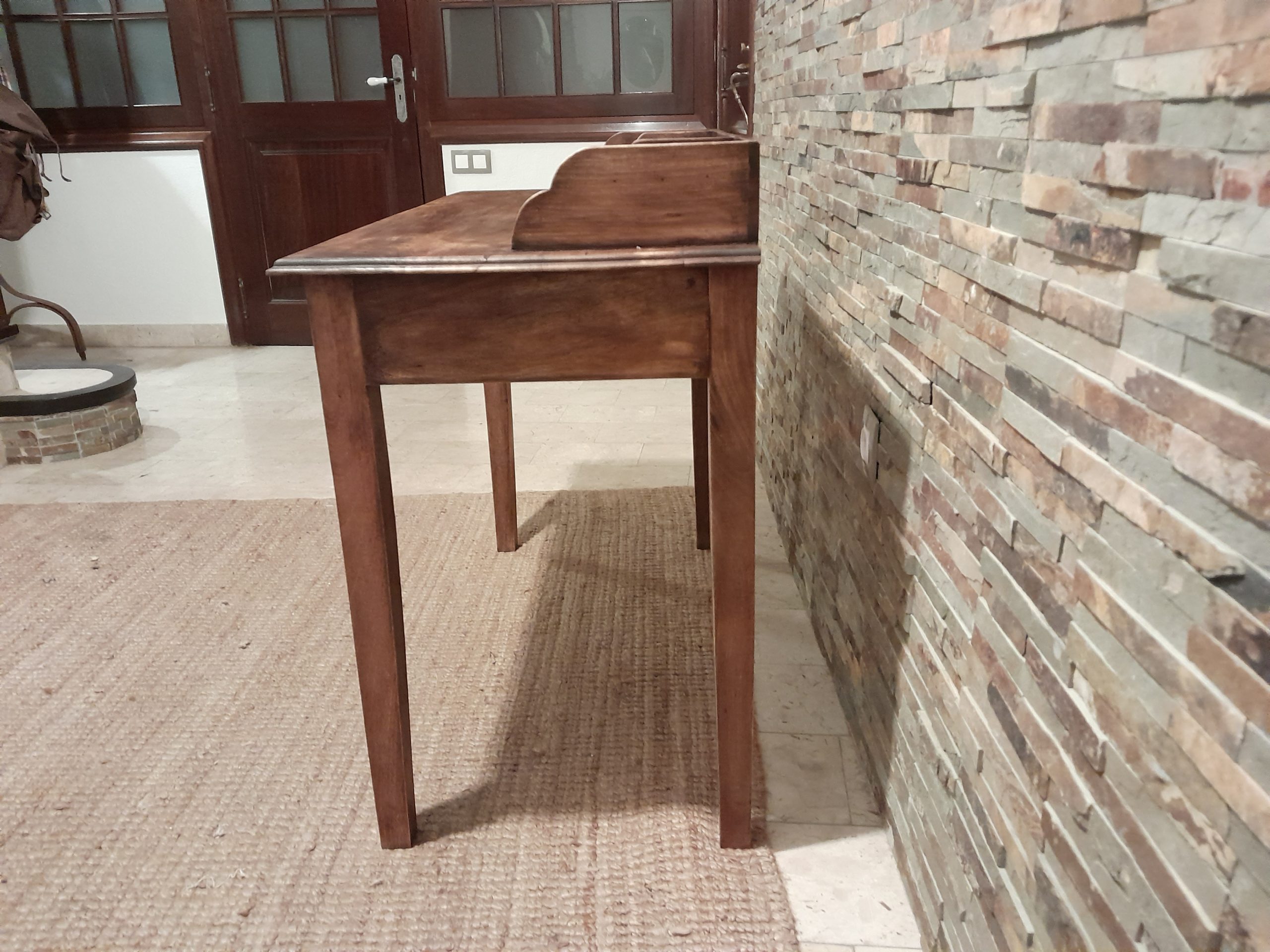 Precioso escritorio de nogal americano estilo Gustav Stickley de c.1940.