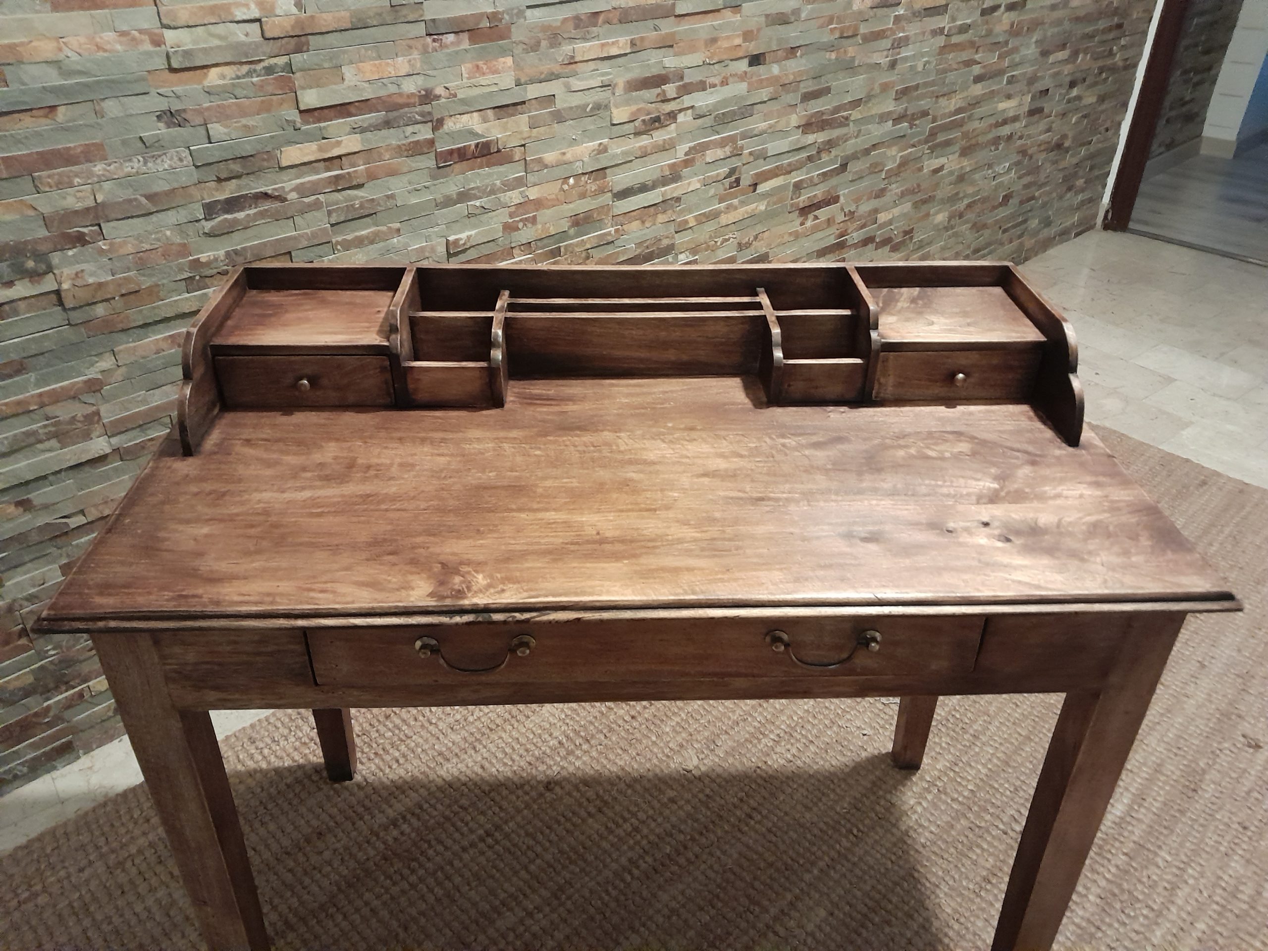 Precioso escritorio de nogal americano estilo Gustav Stickley de c.1940.