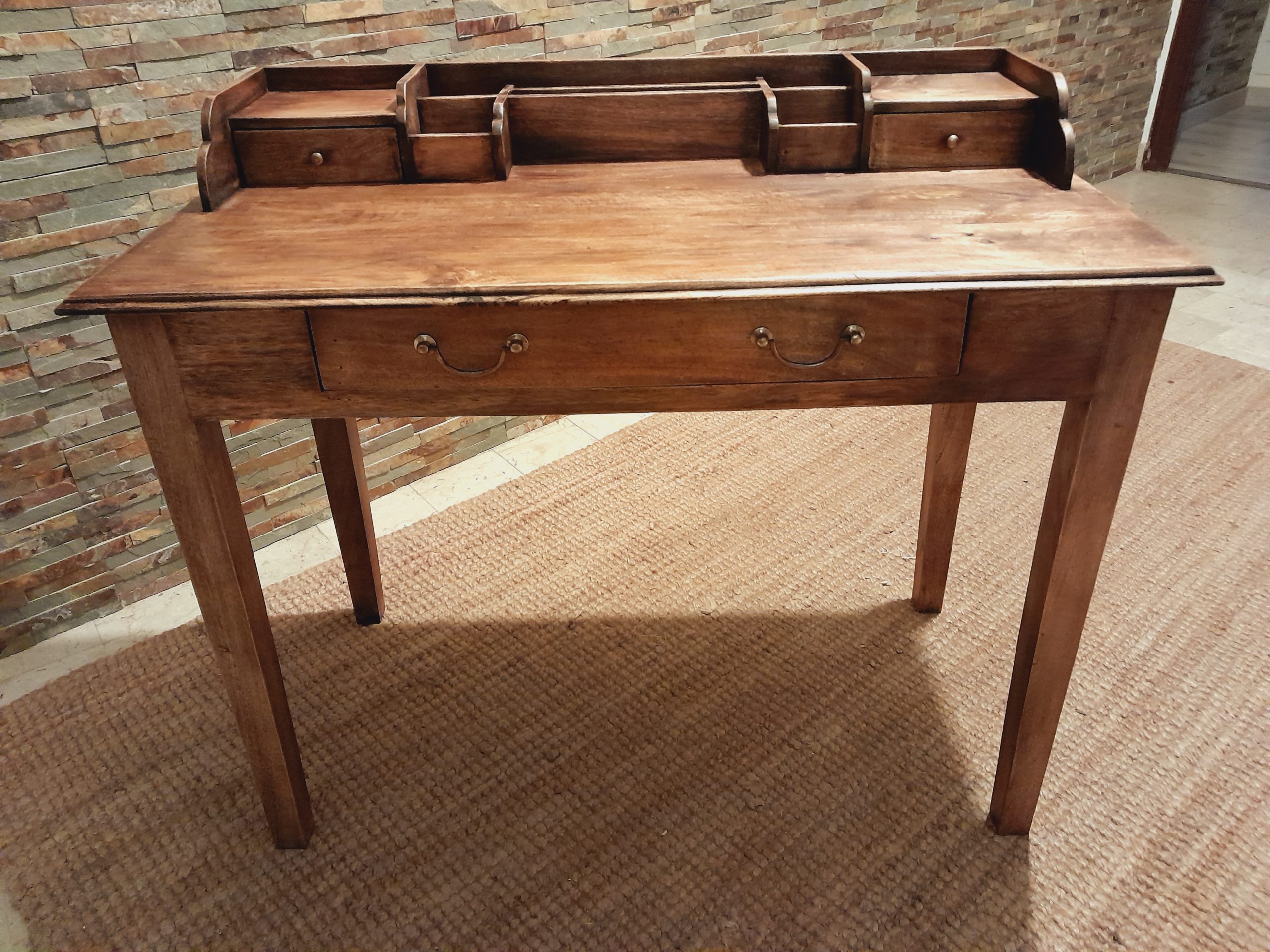 Precioso escritorio de nogal americano estilo Gustav Stickley de c.1940.