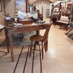 Precioso escritorio de nogal americano estilo Gustav Stickley de c.1940.