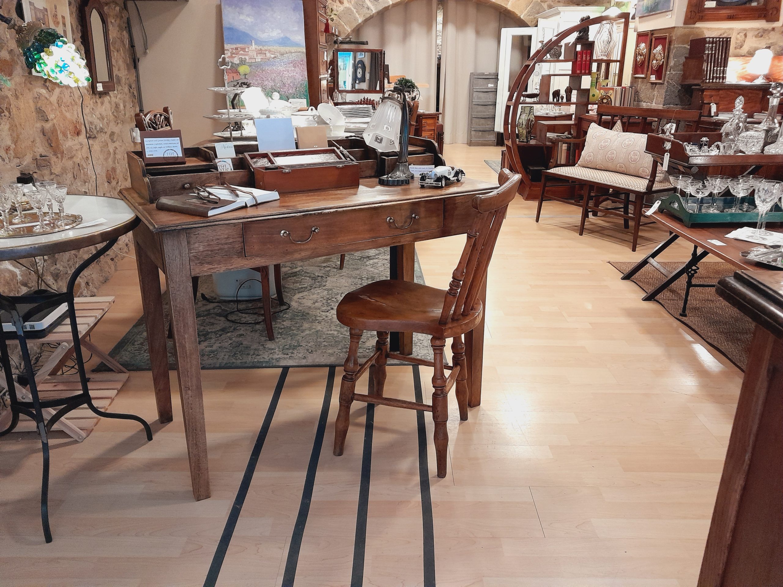 Precioso escritorio de nogal americano estilo Gustav Stickley de c.1940.